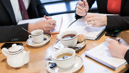 Membre de TPARNERS au travail autour d'une table